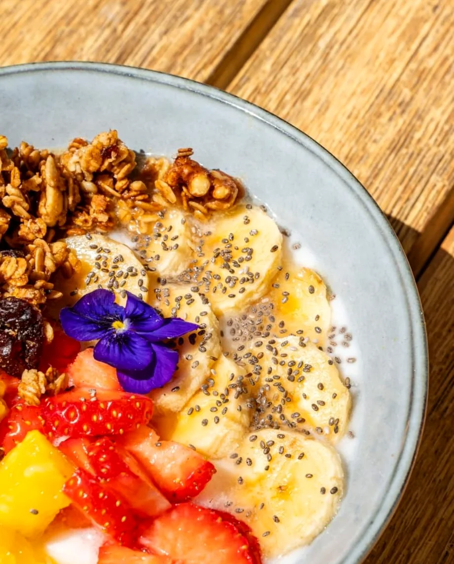 Açaí bowl con fruta fresca y granola