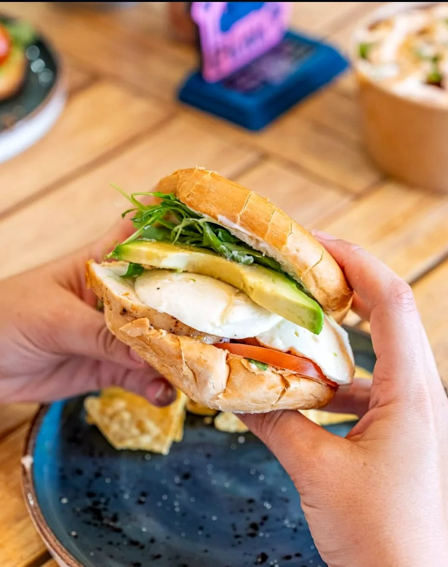Bagel fresco preparado en Pinsi’s Picnic