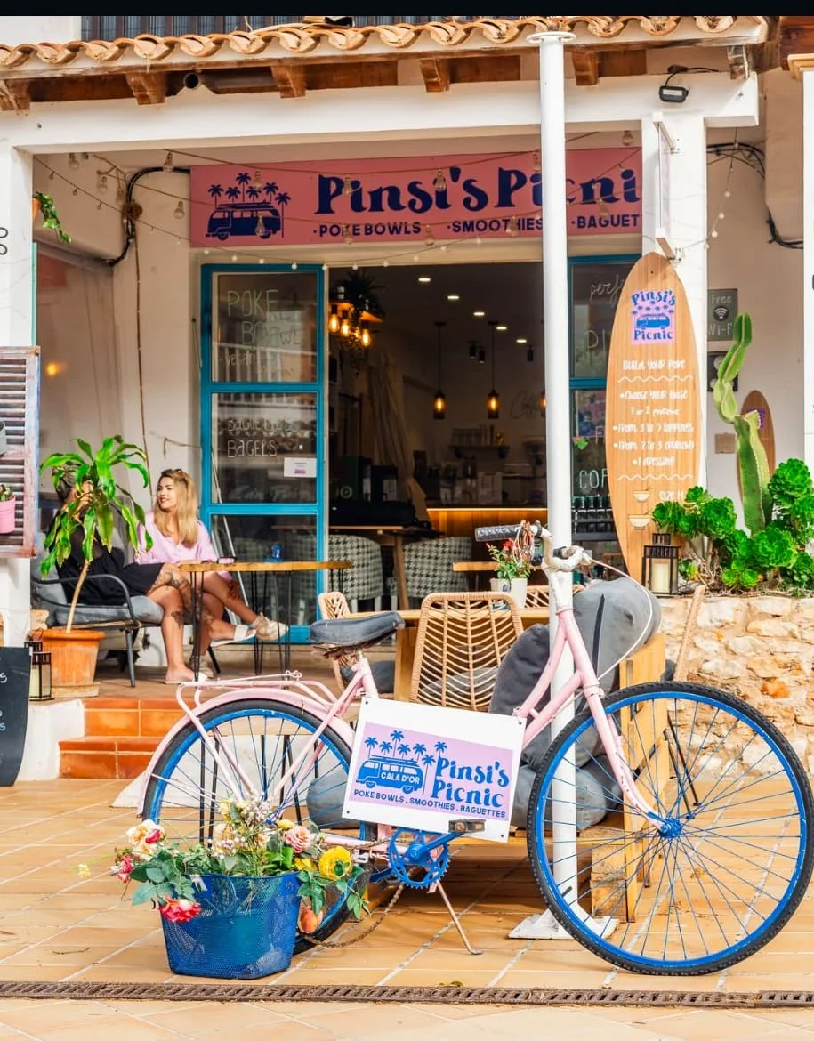 Fachada de Pinsi’s Picnic con bicicleta rosa