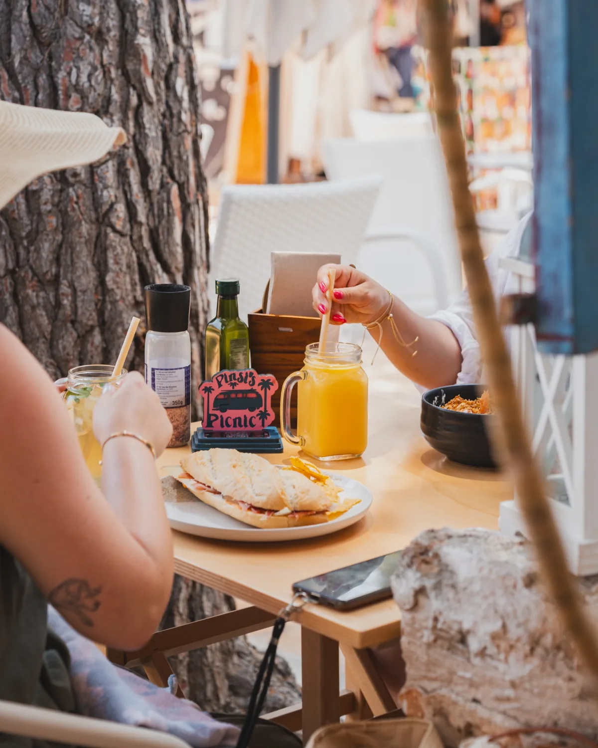 Guests enjoying brunch at Pinsi’s Picnic Cala d’Or