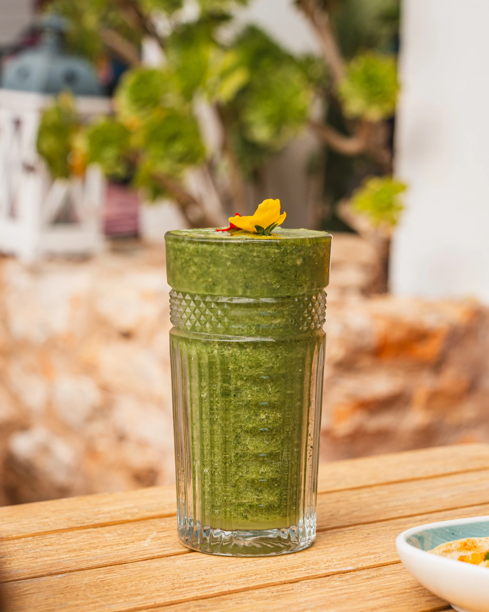 Smoothie verde natural en la terraza de Pinsi’s Picnic