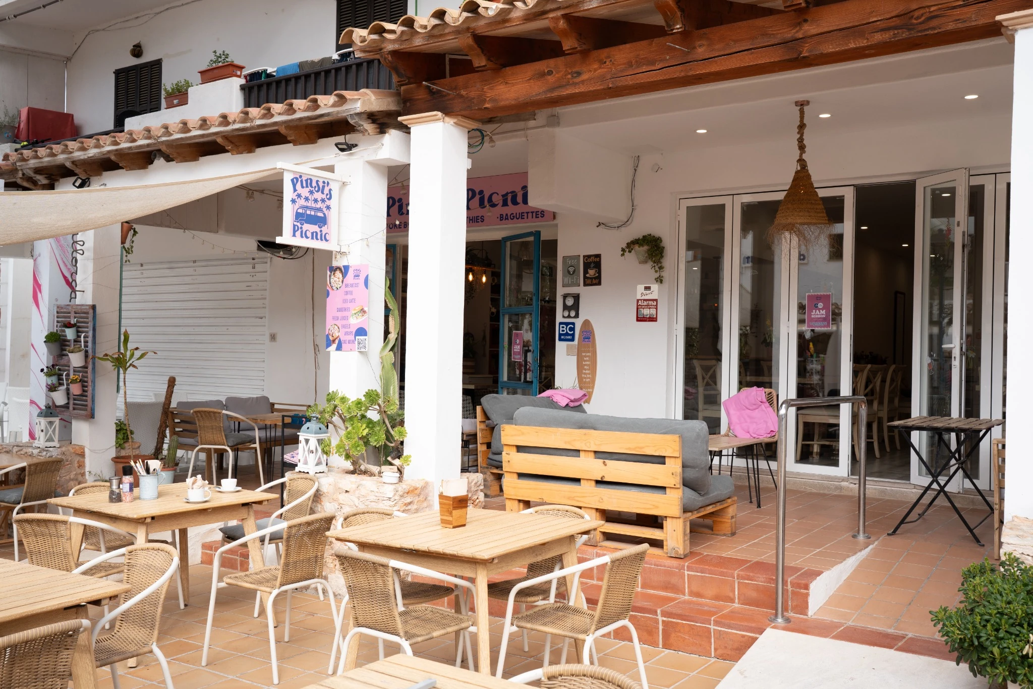 Pinsi's Picnic terrace in Cala d'Or