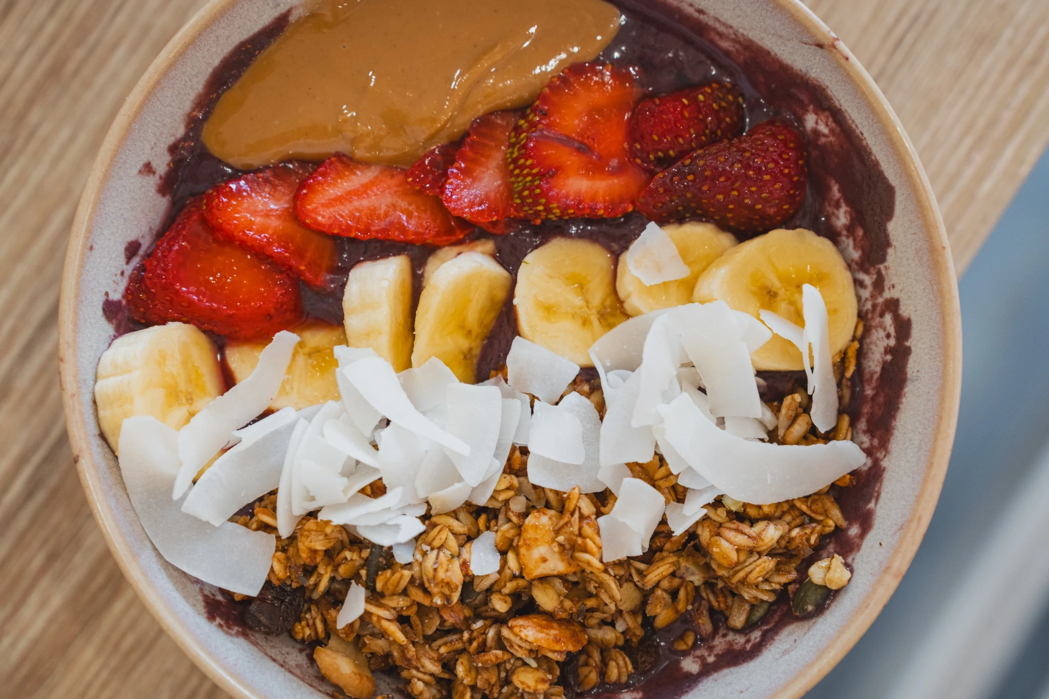 Açaí bowl con fruta fresca, coco y granola
