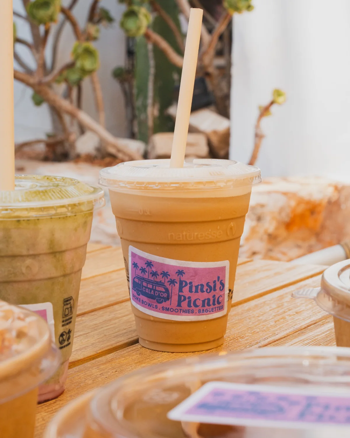 Fresh smoothie served at Pinsi's Picnic Cala d'Or